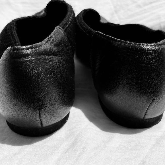 Girls dance shoes— leather with stretch in the middle - Picture 4 of 5